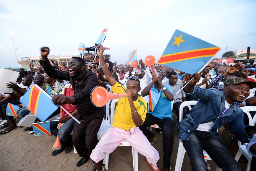 Foot , Manifestation de joie , sur une place publique, des supporters de l'équipe nationale de foot, après l'ouverture du score par les Léopards , comptant au premier tour allé de la coupe d'Afrique.
